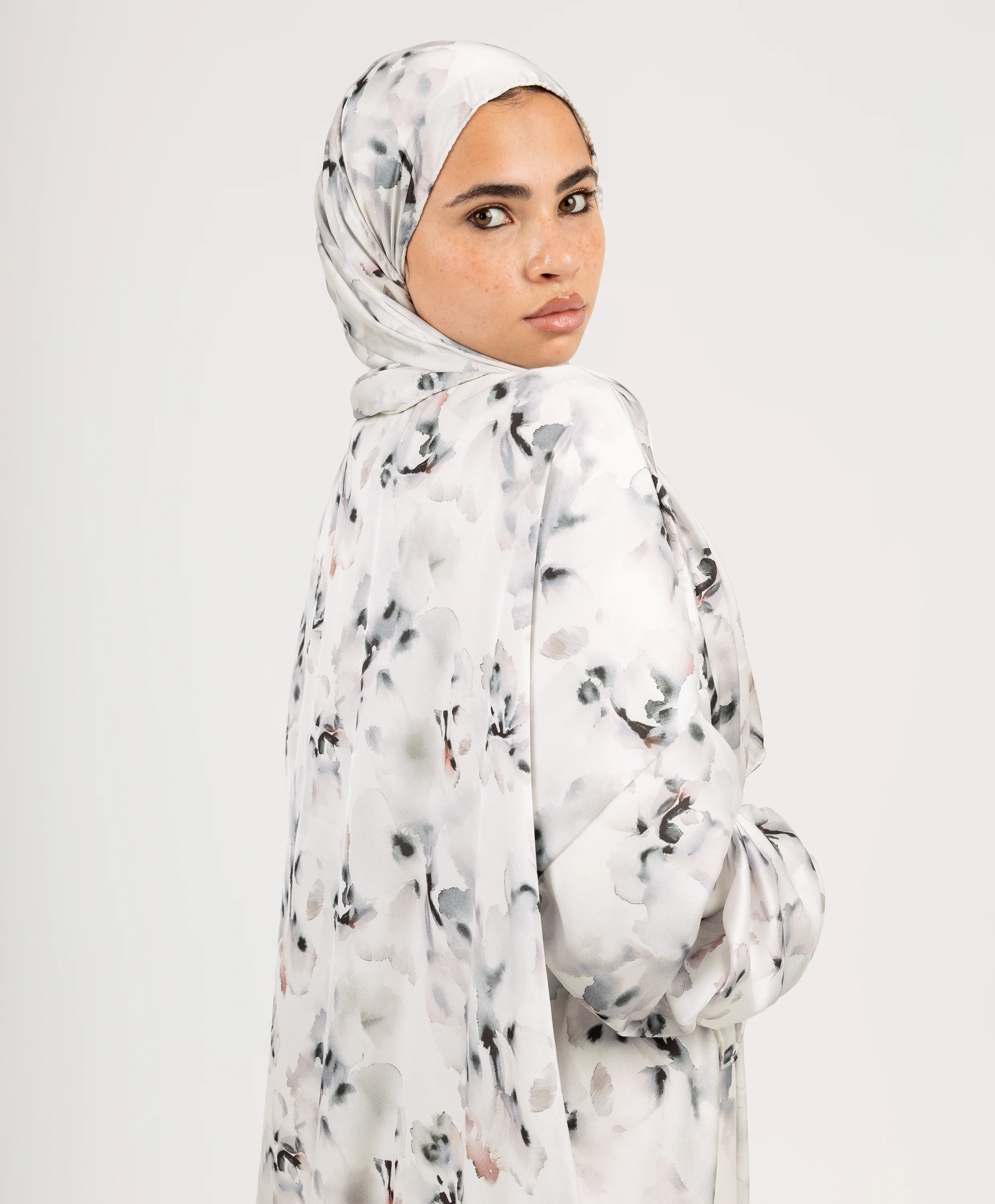 Pale Hues Satin Isdal - Image 2